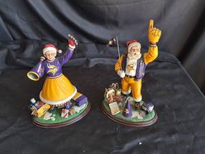 lot 59 image: Minnesota Vikings Santa, Vikings Mrs. Claus, Vikings Plate & Picture Lot