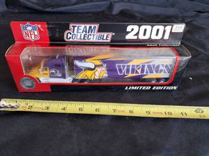lot 61 image: Minnesota Vikings Team collectible 2001 Semi