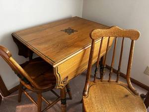 lot 3 image: Vintage Drop-Leaf Table with 2 Matching Chairs