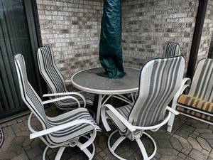 Outdoor Patio Set with Round Table and 4 Swivel Chairs