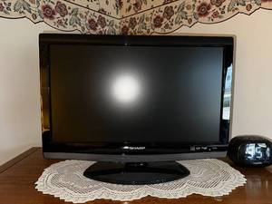 lot 16 image: Sharp 22-Inch Flat Screen TV with Built-In DVD Player
