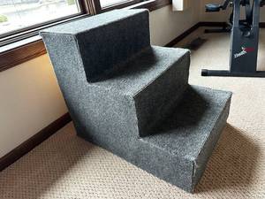 lot 24 image: Gray Carpeted Pet Stairs for Dogs and Cats