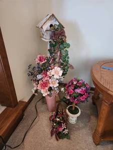 lot 31 image: Decorative Artificial Flower Arrangement Set with Birdhouse Accents