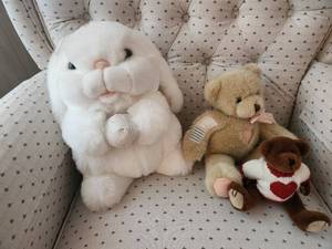 lot 39 image: Adorable Plush Toy Collection - Bunny and Three Bears