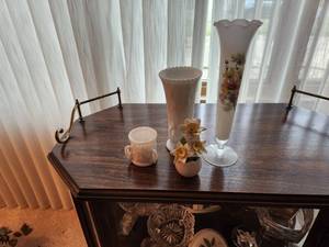 lot 41 image: Set of 3 Vintage Glass Vases with Floral Motif and Decorative Cup