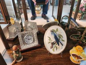 lot 44 image: Vintage Glass Clock and Bluebird Plaque Decor Set