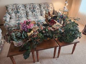 lot 46 image: Collection of Artificial Floral Arrangements in Baskets and Vases