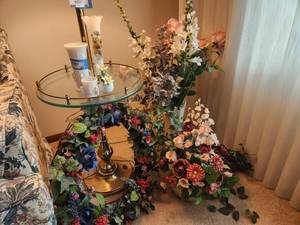 lot 47 image: Floral Arrangement and Garland Set