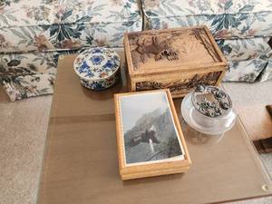 lot 49 image: Decorative Home Decor Set with Wooden Boxes and Porcelain Dish