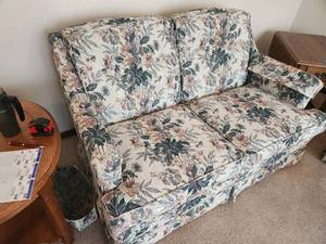 lot 54 image: Floral Loveseat