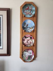 lot 58 image: Set of 8 Decorative Collector Plates in Wooden Display Racks