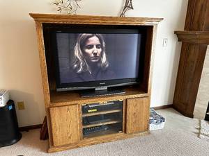 lot 71 image: Solid Oak Entertainment Center