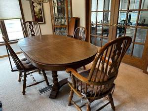 lot 80 image: Vintage Oak Dining Table with 4 Chairs, Two Extendable Leaves, and Protective Pads