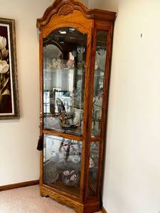 lot 82 image: Vintage Oak Corner Curio Cabinet with Glass Shelves