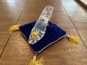 lot 84 image: Crystal Slipper on Blue Velvet Display Pillow with Gold Tassels