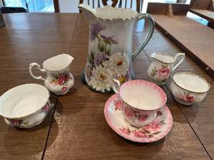 lot 86 image: Set of Vintage Royal Albert China Pieces in Various Designs