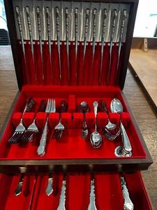 lot 89 image: Lyon Stainless 66-Piece Silverware Set in Wooden Box