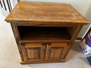 lot 90 image: Oak Wooden Side Table with Storage Cabinet