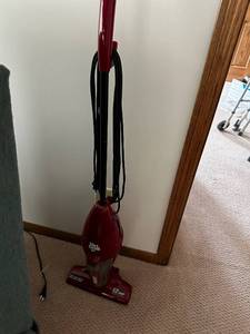 lot 131 image: Dirt Devil 12 AMP Lightweight Upright Vacuum Cleaner