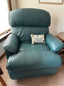 lot 143 image: Teal Leather Recliner Chair with Minor Surface Marks