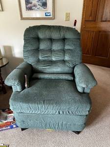lot 150 image: Used Green Recliner Chair with Non-Functioning Motor