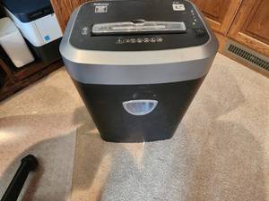 lot 160 image: Fellowes 74C Cross-Cut Paper Shredder with Oil and Accessories