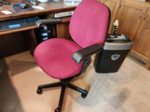 lot 171 image: Used Office Swivel Chair with Burgundy Upholstery