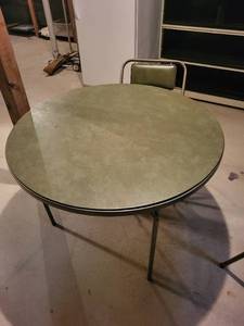 lot 181 image: Vintage Metal Table with 4 Matching Chairs