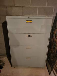 lot 185 image: Tall Metal File Cabinet with 4 Drawers