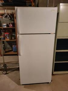 lot 188 image: Tappan White Top-Freezer Refrigerator