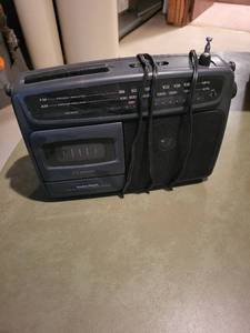 lot 199 image: Radio Shack ACBattery AMFM Radio Cassette Recorder