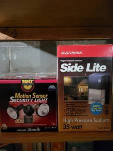 lot 201 image: Motion Sensor Security Light and High Pressure Sodium Light Set
