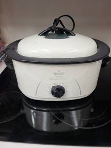 lot 247 image: Rival 8 Quart Roaster Oven