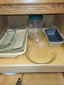 lot 254 image: Collection of Assorted Kitchenware Items including Baking Dishes and Roaster