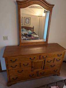 lot 26 image: Klaussner Dresser with Mirror