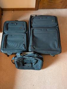 lot 30 image: Atlantic 3-Piece Luggage Set