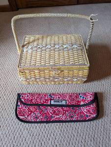 lot 95 image: Singer Sewing Basket & Cool-It Organizer