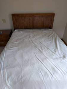 lot 113 image: Thomasville Wooden Headboard & Mattress