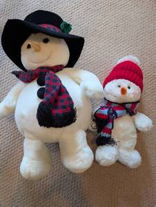 lot 274 image: Snowman Plush Toy Set by Knownowken