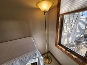 lot 17 image: Elegant Brass Floor Lamp