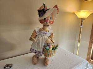 lot 18 image: Annalee Thorndike Handmade Doll