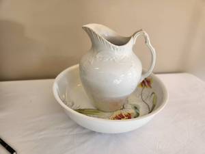 lot 30 image: Antique Wash Basin & Pitcher Set