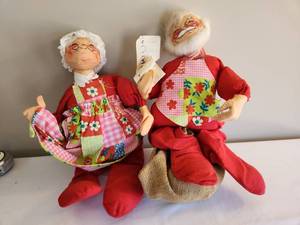 lot 173 image: Annalee Santa and Mrs Claus Cloth Dolls