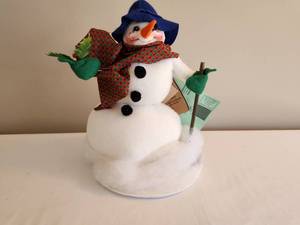 lot 176 image: Annalee Dolls Country Snowwoman