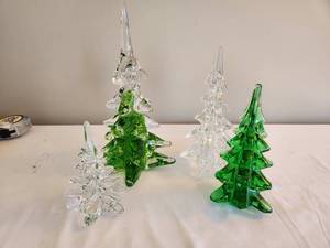 lot 211 image: Enesco Glass Christmas Trees Set