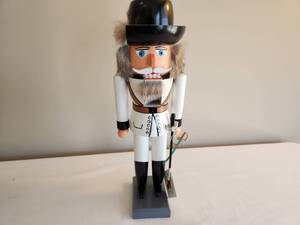 lot 217 image: Erzgebirgische Volkskunst Nutcracker