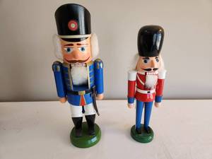 lot 222 image: Set of 2 Wooden Nutcrackers