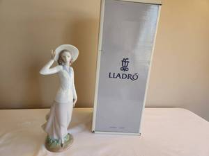 lot 233 image: Lladro Porcelain Lady Figurine