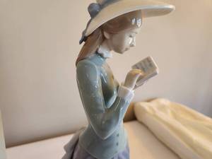 lot 235 image: Lladro Young Girl Reading Figurine