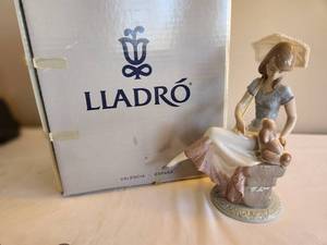 lot 237 image: Lladr Figurine Woman with Parasol